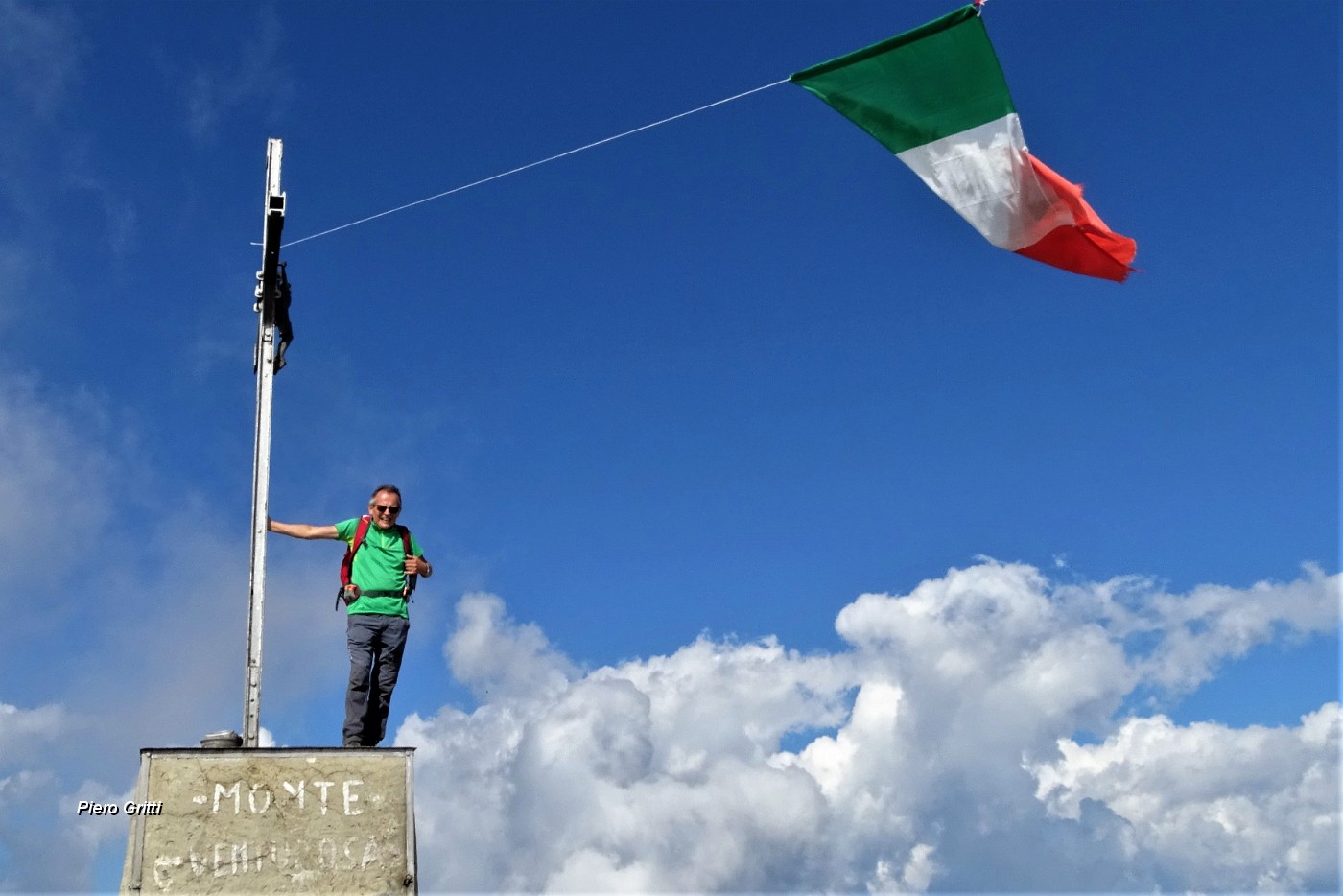 02 Alla croce di vetta del Monte Venturosa (1999 m).JPG